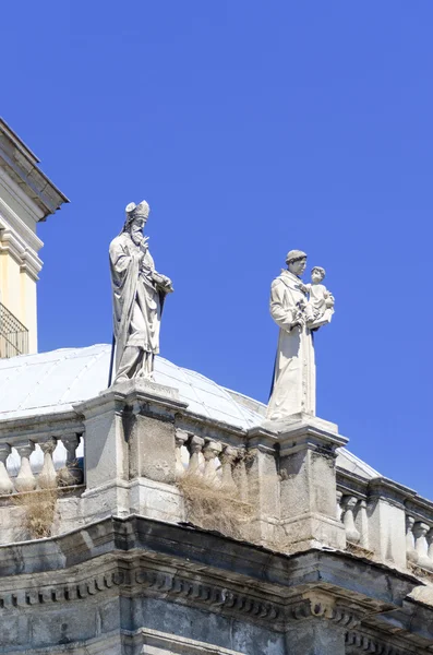 교회에 성도 들의 동상 — 스톡 사진