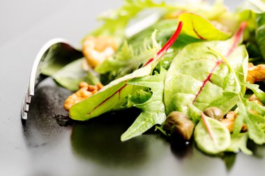 fındık ile taze salata