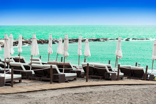 Banho de sol chaise-longues na praia — Fotografia de Stock