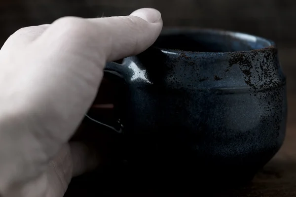 Человеческая рука с чашкой кофе — стоковое фото