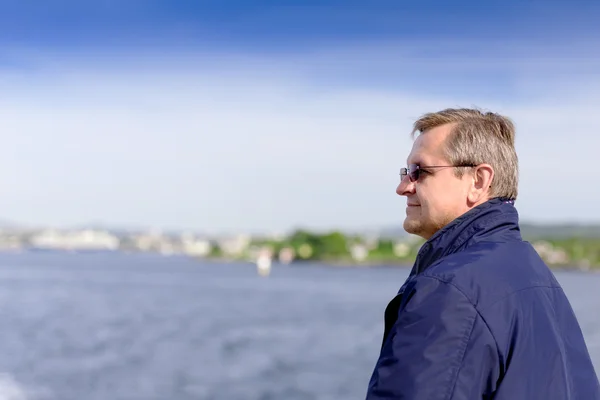 Mogen man över fjorden — Stockfoto