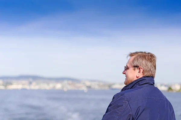 Mogen man över fjorden — Stockfoto