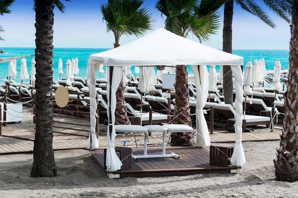 Массажный стол на пляже — стоковое фото