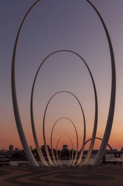 Elizabeth Quay Batı Avustralya gece hayatı turizm merkezi. Ünlü pitoresk Kuğu Nehri 'nin Quay' dan Güney Perth 'e ikonik feribotu vardır.