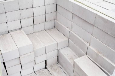 İnşaat için silikat tuğlaları yığını