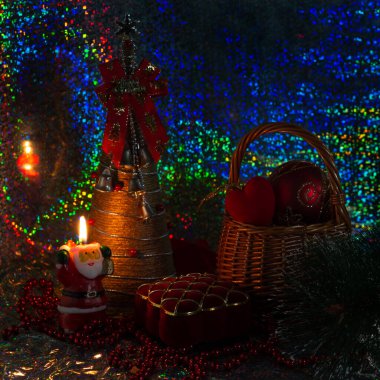 Karanlık gizemli yeni yıl arkaplanı yanan bir mumla