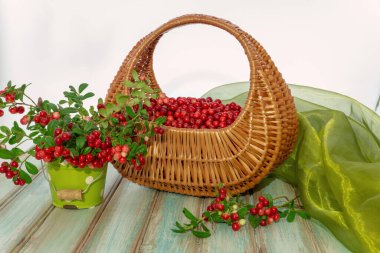 Böğürtlenler ahşap bir masada sepetin içinde..