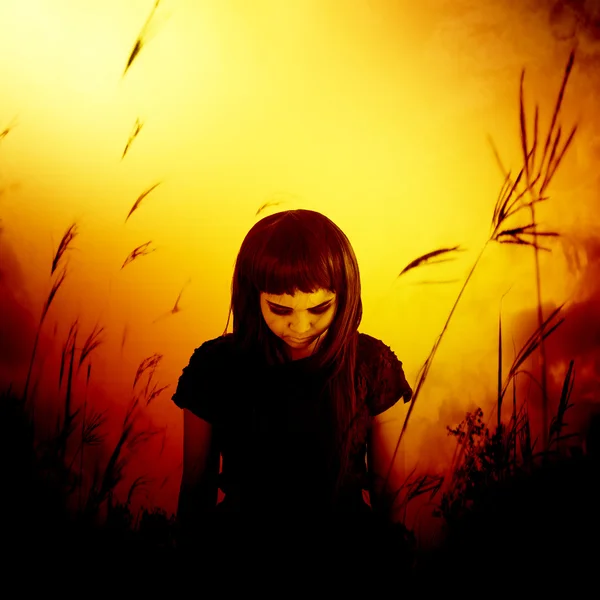 Θλίψη μοναχική κοπέλα περπάτημα στο δάσος, τρόμου υπόβαθρο για Απόκριες έννοια και ταινία αφίσα έργου — Φωτογραφία Αρχείου