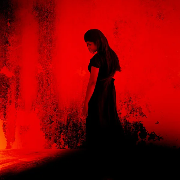 Черная ведьма, таинственная девушка в черном платье, стоящая в заброшенном месте, фон ужасов для Хэллоуина концепции и фильма плакат проекта — стоковое фото