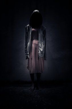 Karanlıkta saklanan kapüşonlu bir kadın, kitap kapağı için korkunç bir arka plan.