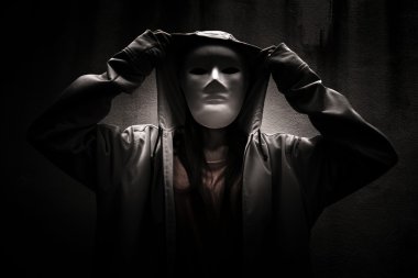 Karanlık doktrin, Kapüşonlu altında beyaz maske giyen gizemli kadın, kitap kapağı için korkunç arka plan