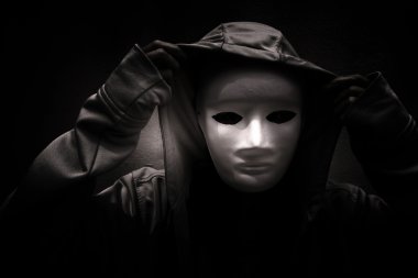 Karanlık doktrin, Kapüşonlu altında beyaz maske giyen gizemli kadın, kitap kapağı için korkunç arka plan