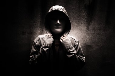 Karanlık doktrin, Kapüşonlu altında beyaz maske giyen gizemli kadın, kitap kapağı için korkunç arka plan