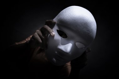Karanlıkta beyaz maske gösteren gizemli kişi, kitap kapağı için korkutucu arka plan