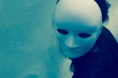 Siyah elbise içinde gizemli bir kadın beyaz maske