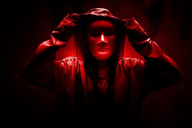 Karanlık doktrin, Kapüşonlu altında beyaz maske giyen gizemli kadın, kitap kapağı için korkunç arka plan