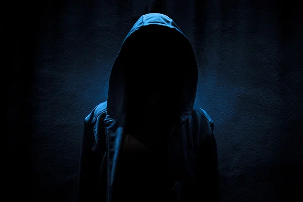 Karanlıkta saklanan kapüşonlu bir kadın, kitap kapağı için korkunç bir arka plan.
