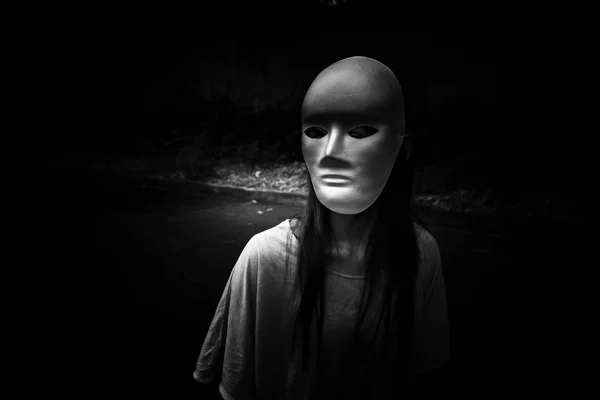 Doutrina escura, mulher misteriosa usando máscara branca, fundo assustador para capa de livro — Fotografia de Stock