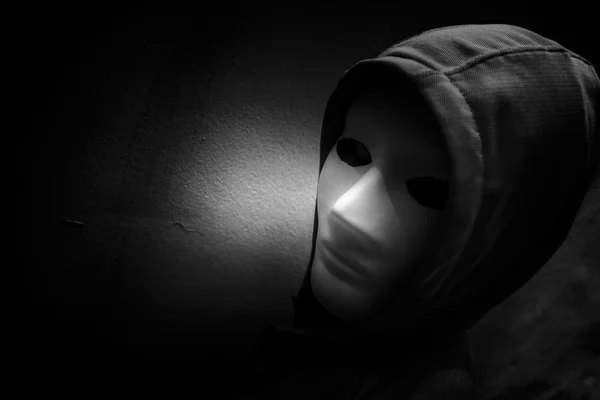 Dark Tan, titokzatos nő visel fehér maszkot alatt hoodie, ijesztő hátteret könyvborító — Stock Fotó