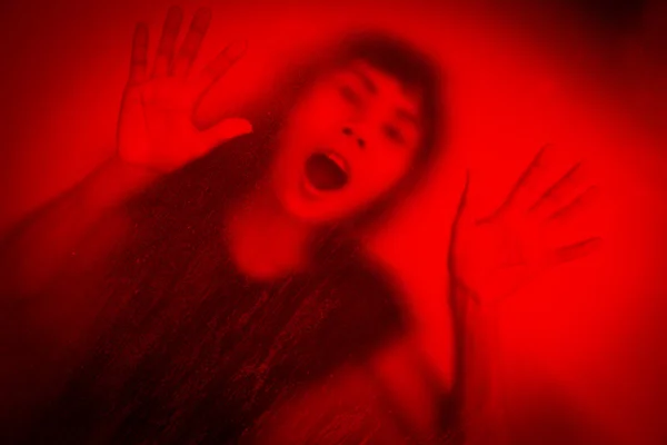 Kobieta krzyczy za szkło barwione lub brudne okna — Zdjęcie stockowe