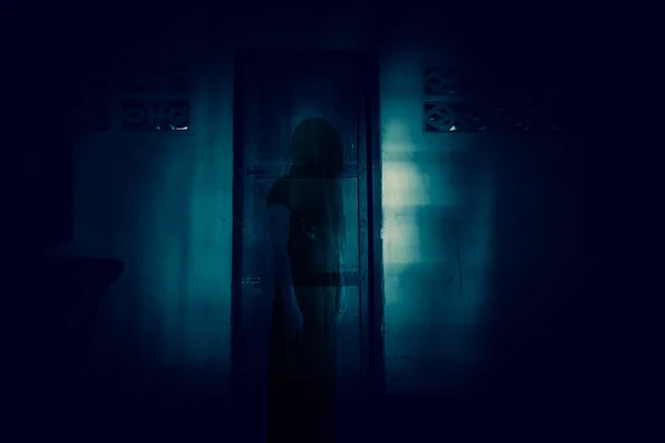 Geisterfrau in Geisterhaus — Stockfoto