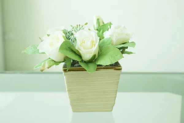 Kytice umělých bílou růži zdobené — Stock fotografie