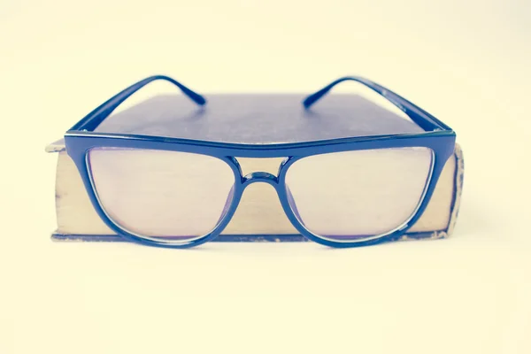 Concept de lecture Contexte, livre et lunettes — Photo