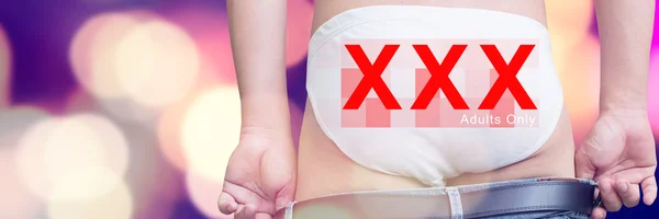 男は、バナー デザインの Xxx 文字とブルー ジーンズの後ろ側を解凍し、大人としてのコンテンツを使用します。 — ストック写真