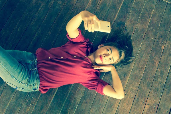 Chica tomando selfie —  Fotos de Stock
