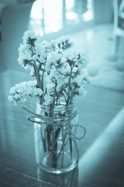 Fiore decorato in fondo vaso — Foto Stock