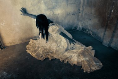 Perili evde hayalet kadın