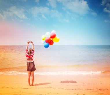 Plaj renkli balonlar kadınla, açık havada yaşam tarzı görüntüleri filtreler.