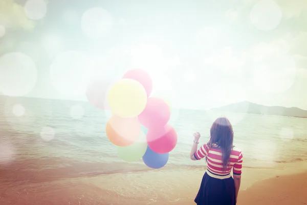 Vrouw met kleurrijke ballonnen — Stockfoto