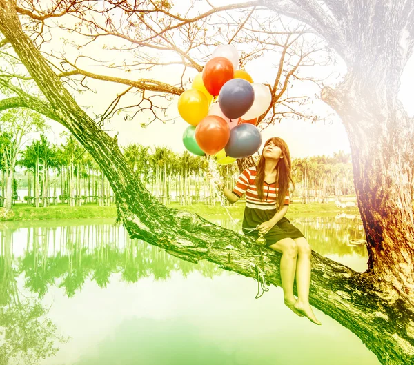 Frau mit bunten Luftballons im Park — Stockfoto