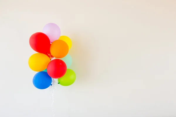 Balloons decorate on blank wall — Stock Photo, Image