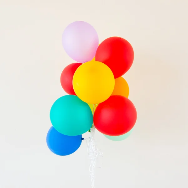 Globos decoran en la pared en blanco —  Fotos de Stock