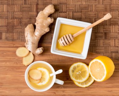 Çay taze zencefil kökü, limon ve bal ahşap cu