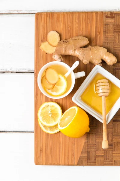 喝杯茶有鲜姜，柠檬和蜂蜜木制铜 — 图库照片
