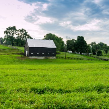 Günbatımı kırsal üzerinde.