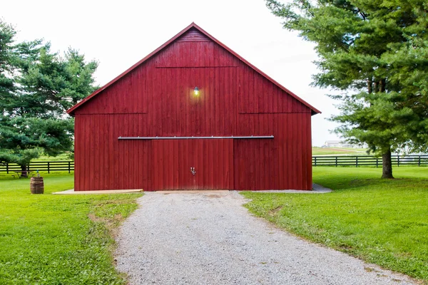 Fienile rosso sulla campagna — Foto Stock