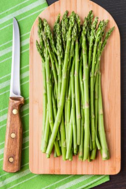 Tahtada taze kuşkonmaz.