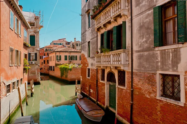 La calle estrecha - canal en Venecia, Italia —  Fotos de Stock