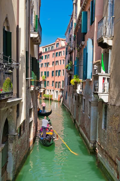 La calle estrecha - canal en Venecia, Italia — Foto de Stock