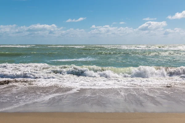 Céu azul e oceano Atlântico tempestuoso . — Fotografia de Stock