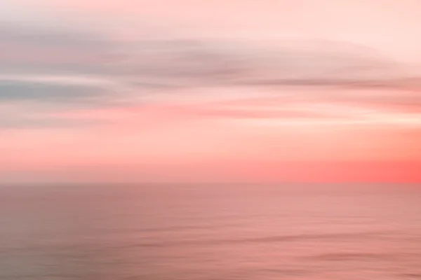 Ciel et océan brouillés au coucher du soleil — Photo