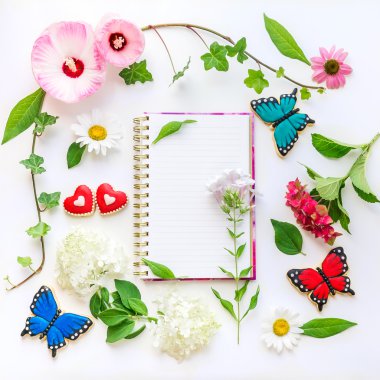 Açık renkli defter ile renkli çiçekler kompozisyon. Üstten Görünüm, düz yatıyordu.