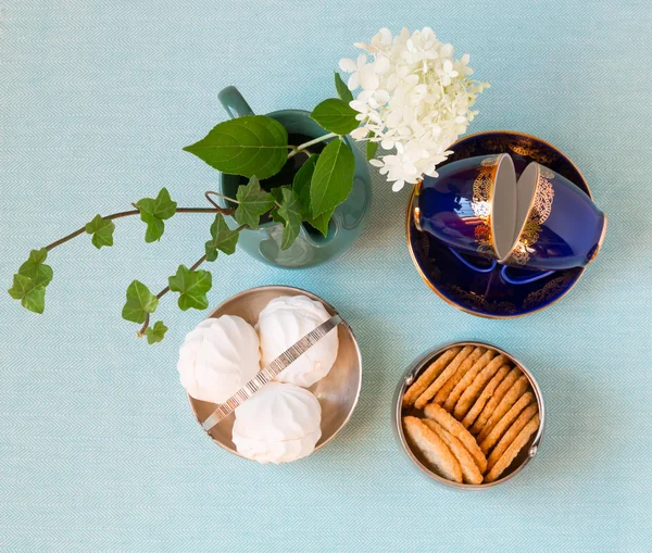 Czas na herbatę z zephyr i pliki cookie w vintage miski. — Zdjęcie stockowe