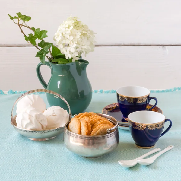 Tea time with zephyr  and cookies in vintage bowls — Stock Photo, Image