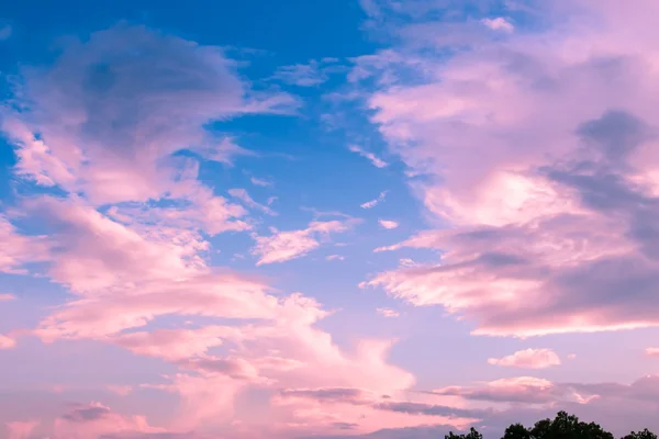 彩云在落日的天空，自然背景 — 图库照片