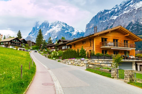 Vallée de Grindelwald avec village dispersé sur les pentes verdoyantes — Photo